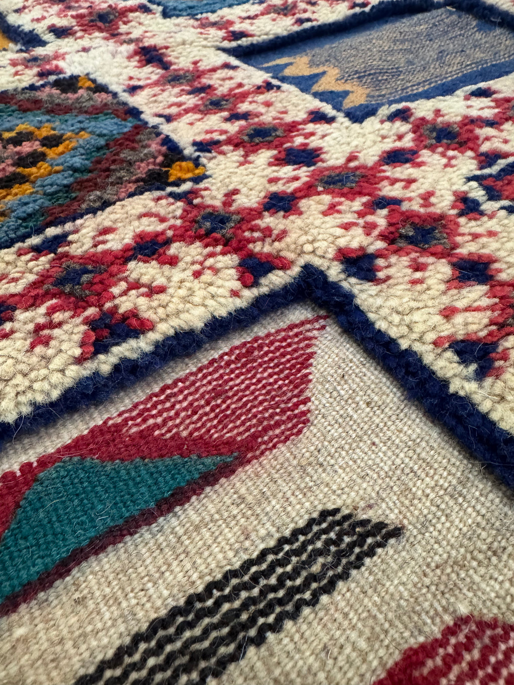 Handwoven Moroccan Berber Runner Rug – Flatweave & Knotted Wool – 28 × 94 in