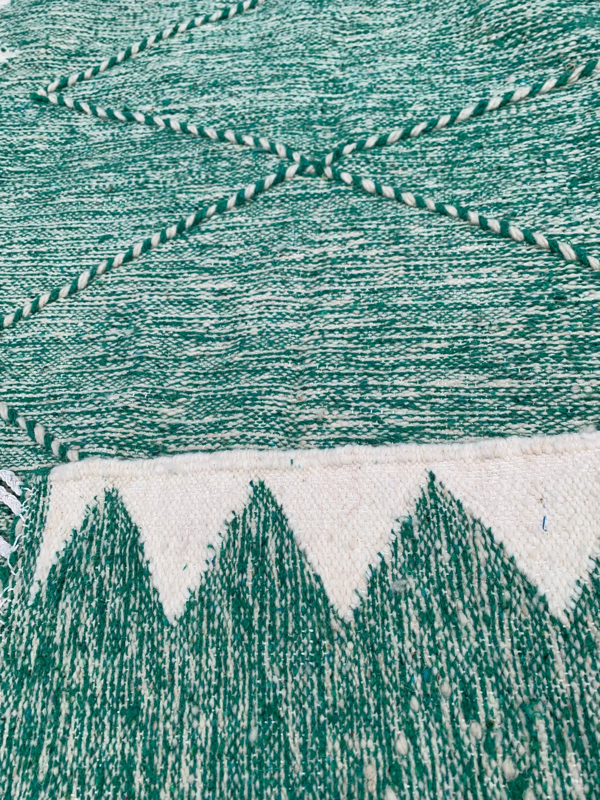 White & Green Reversible Rug – 100 × 150 cm (39” × 59”) TazRugs