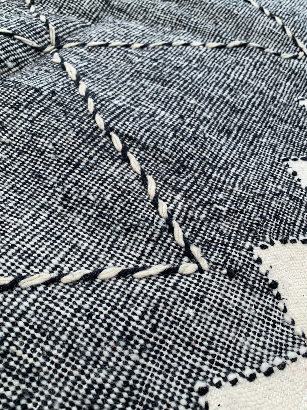 Black & White FlatRug – 161 × 103 cm (63” × 41”) TazRugs