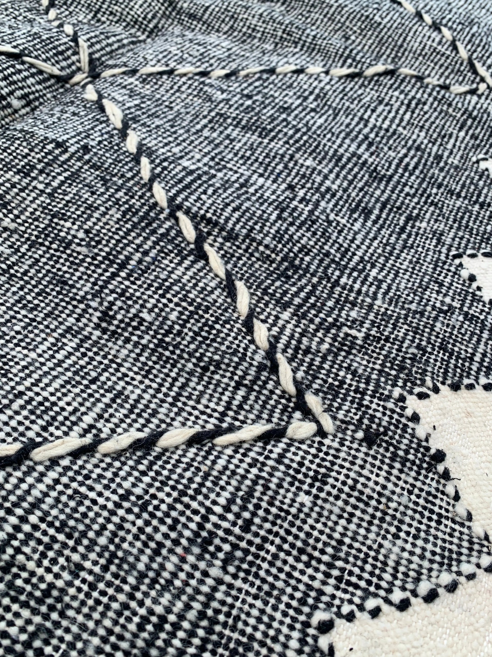 Black & White FlatRug – 161 × 103 cm (63” × 41”) TazRugs
