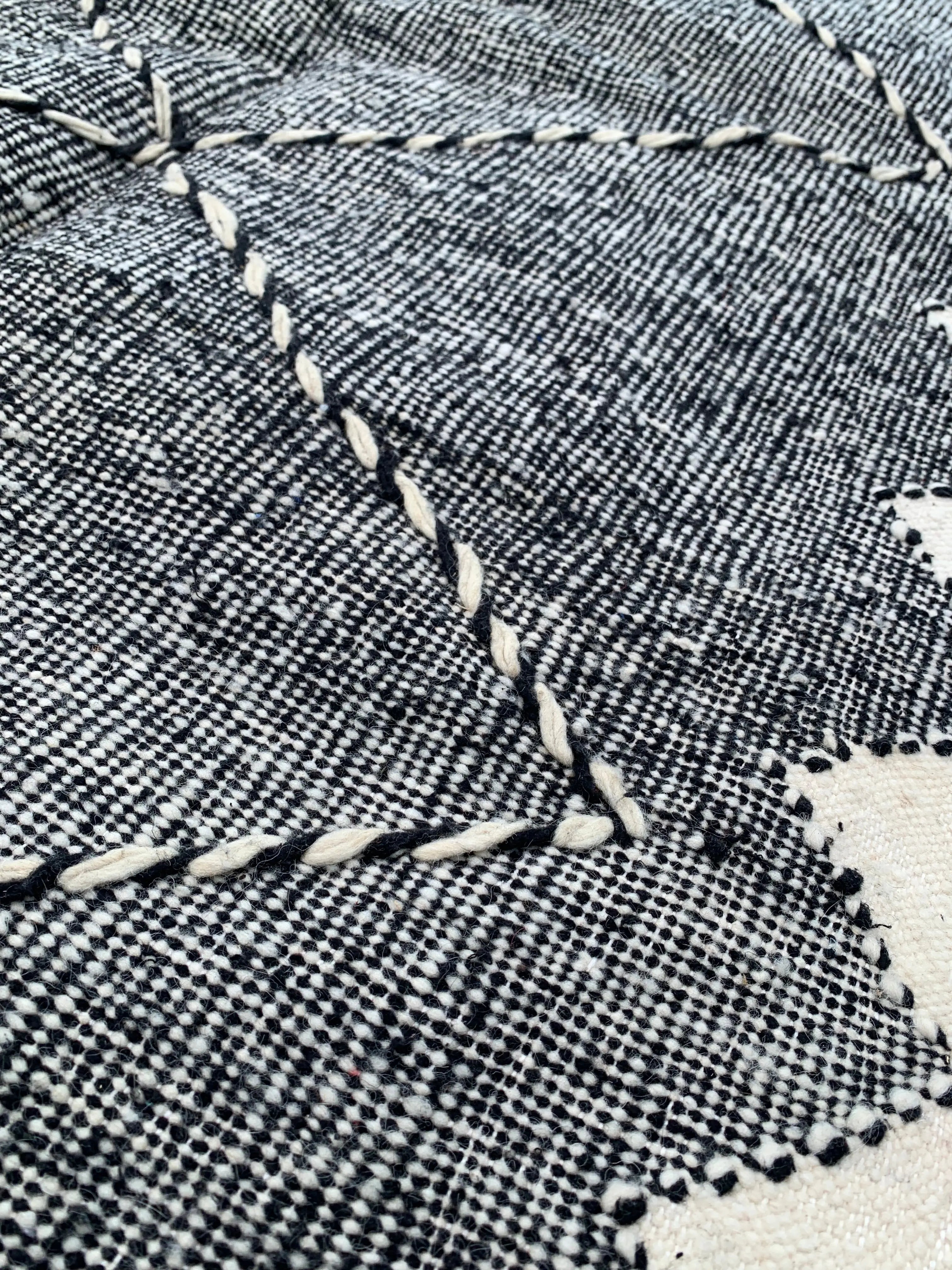 Black & White FlatRug – 161 × 103 cm (63” × 41”) TazRugs