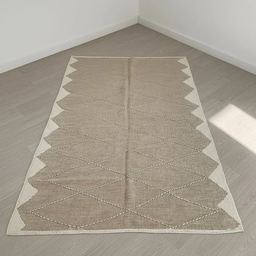 White & Beige Rug – 245 × 165 cm (96” × 65”) TazRugs