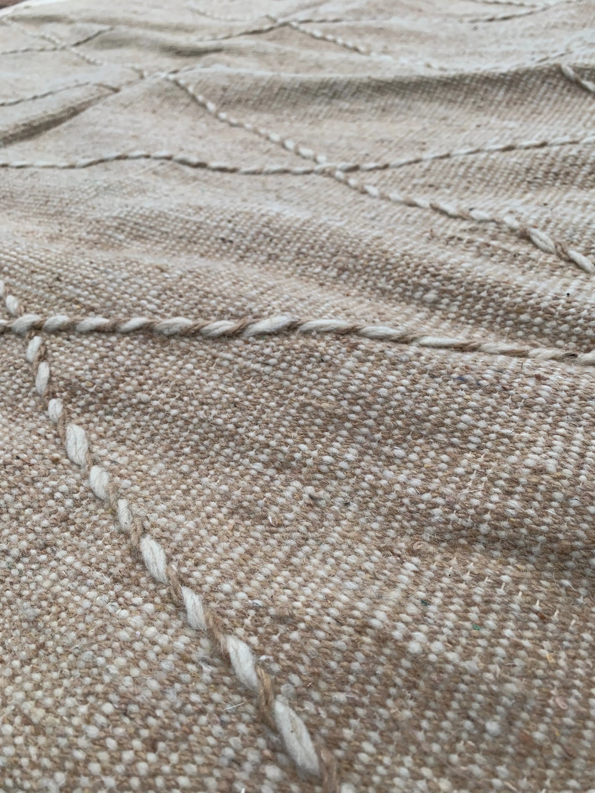 White & Beige Rug – 245 × 165 cm (96” × 65”) TazRugs