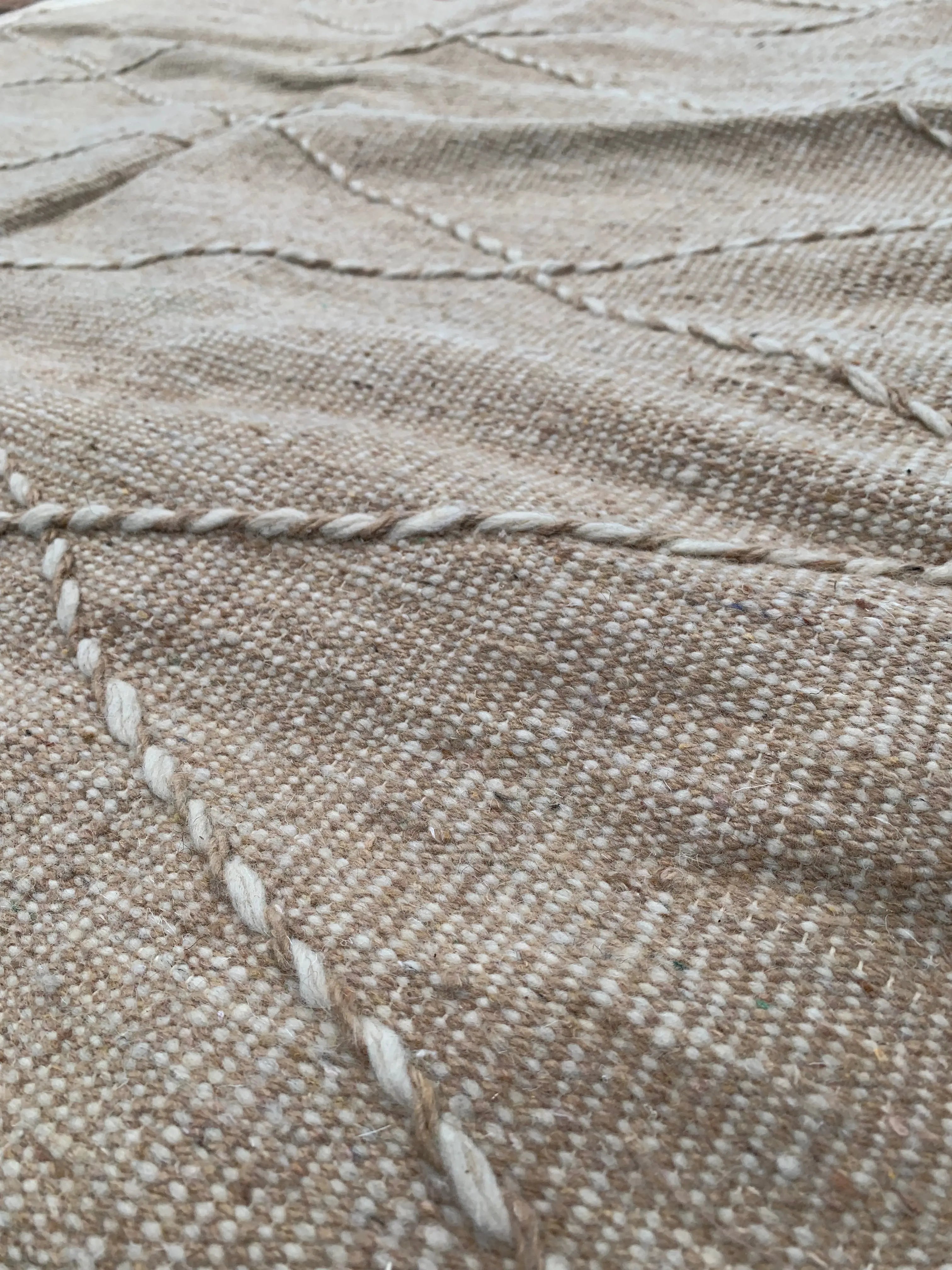 White & Beige Rug – 245 × 165 cm (96” × 65”) TazRugs