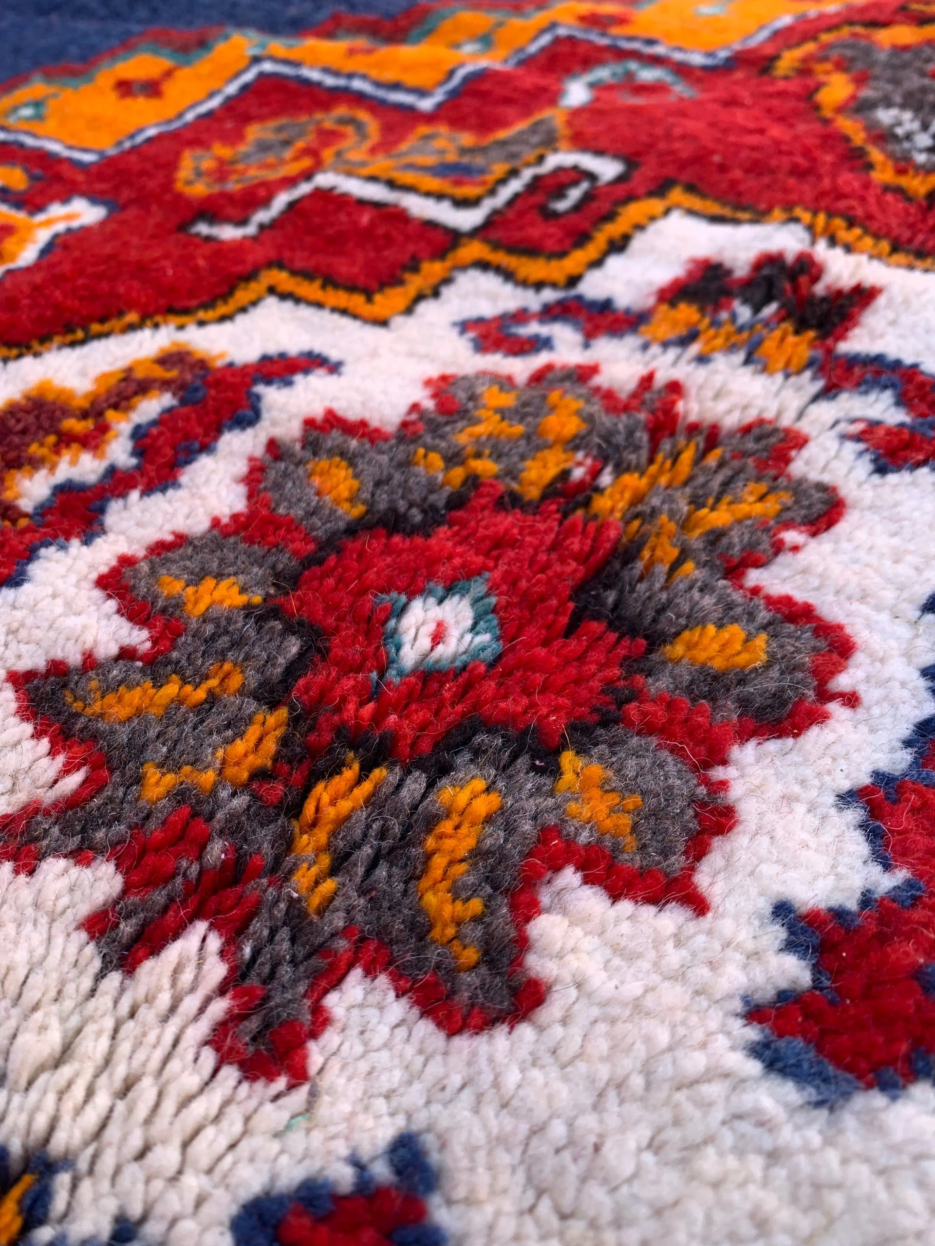 Traditional Moroccan Rug – Handwoven Antique-Style Wool from Taznakht
