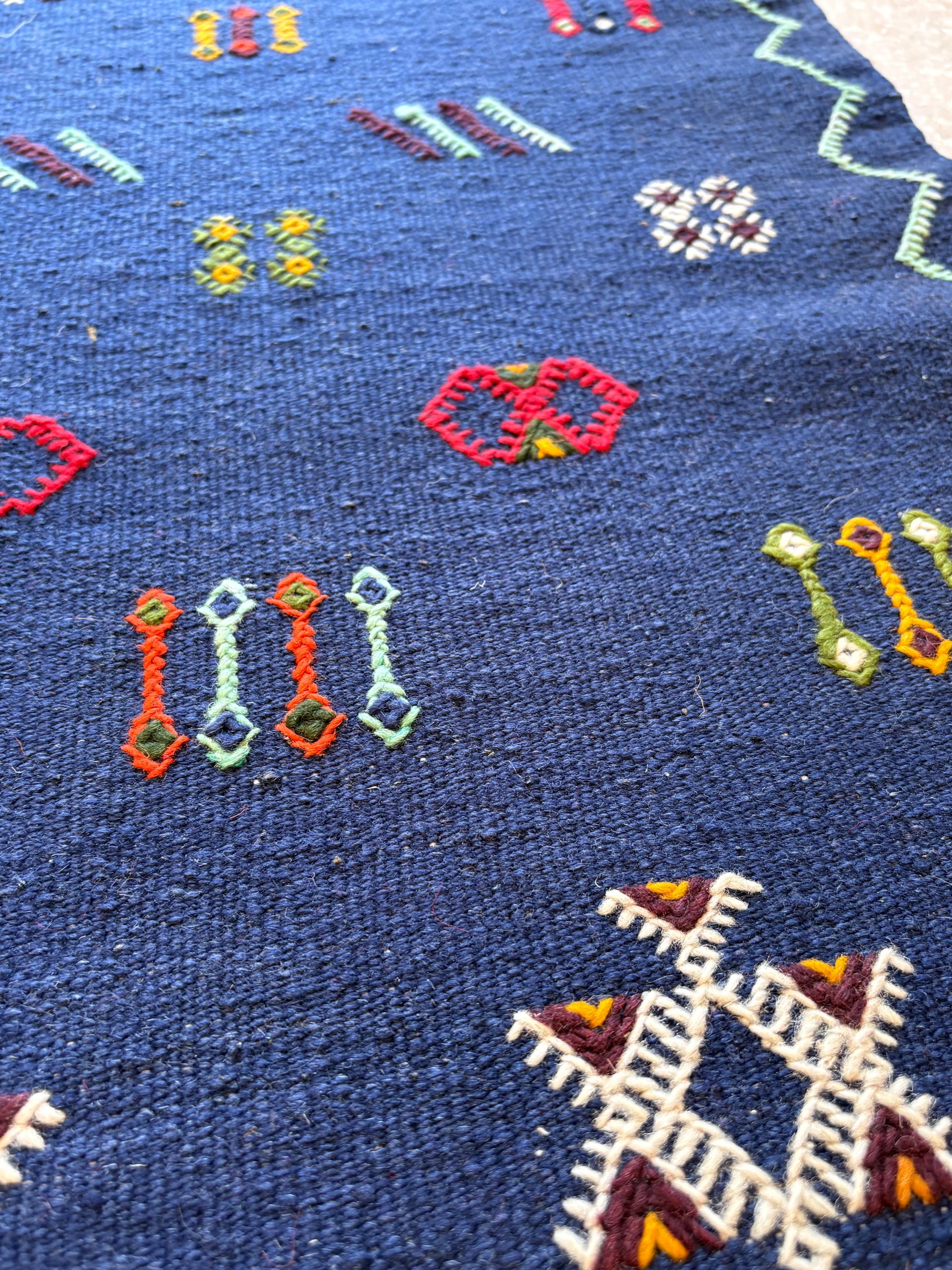 Texture of 100% wool handwoven Moroccan Kilim runner made in Taznakht