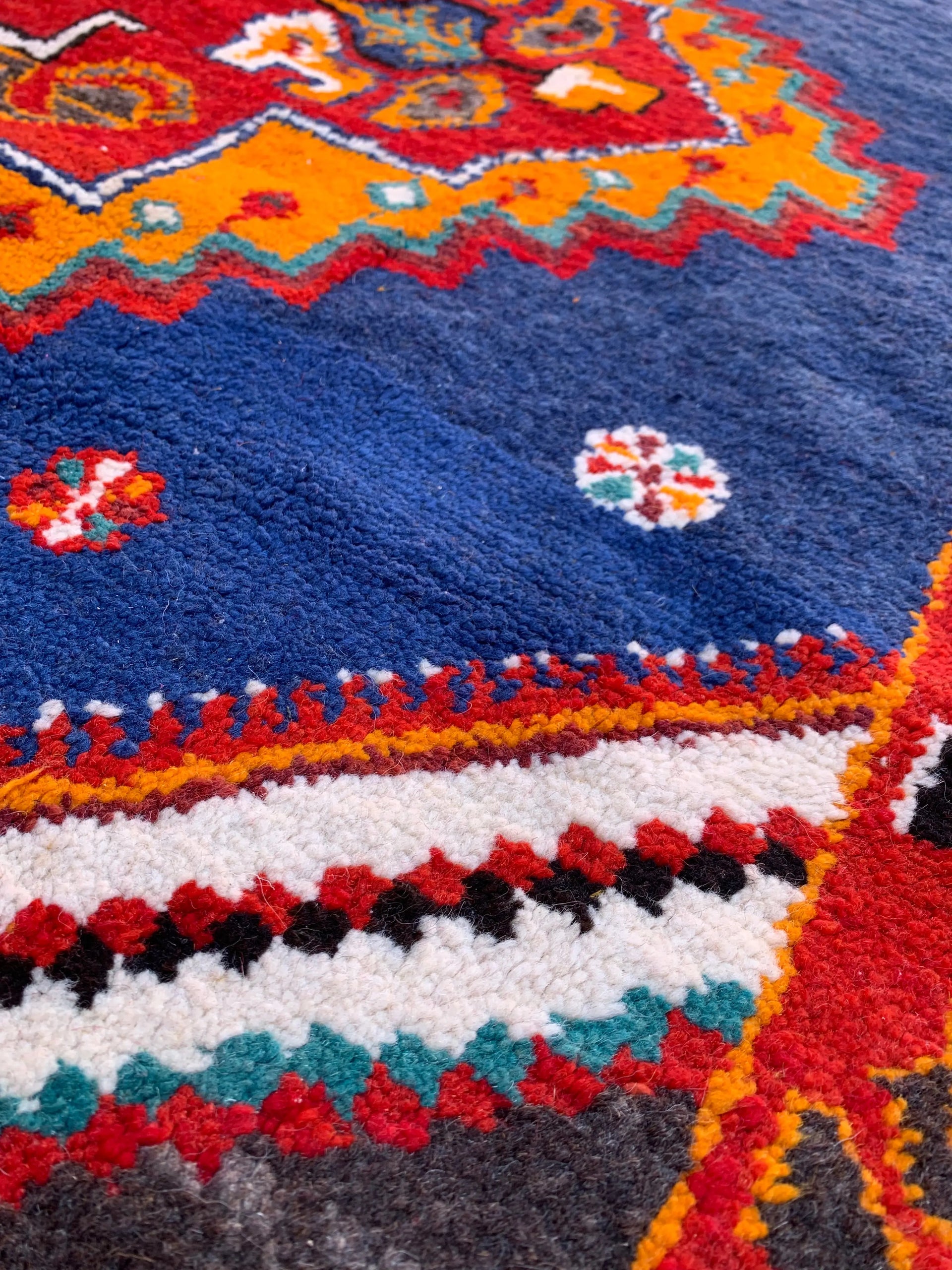 Traditional Moroccan Rug – Handwoven Antique-Style Wool from Taznakht