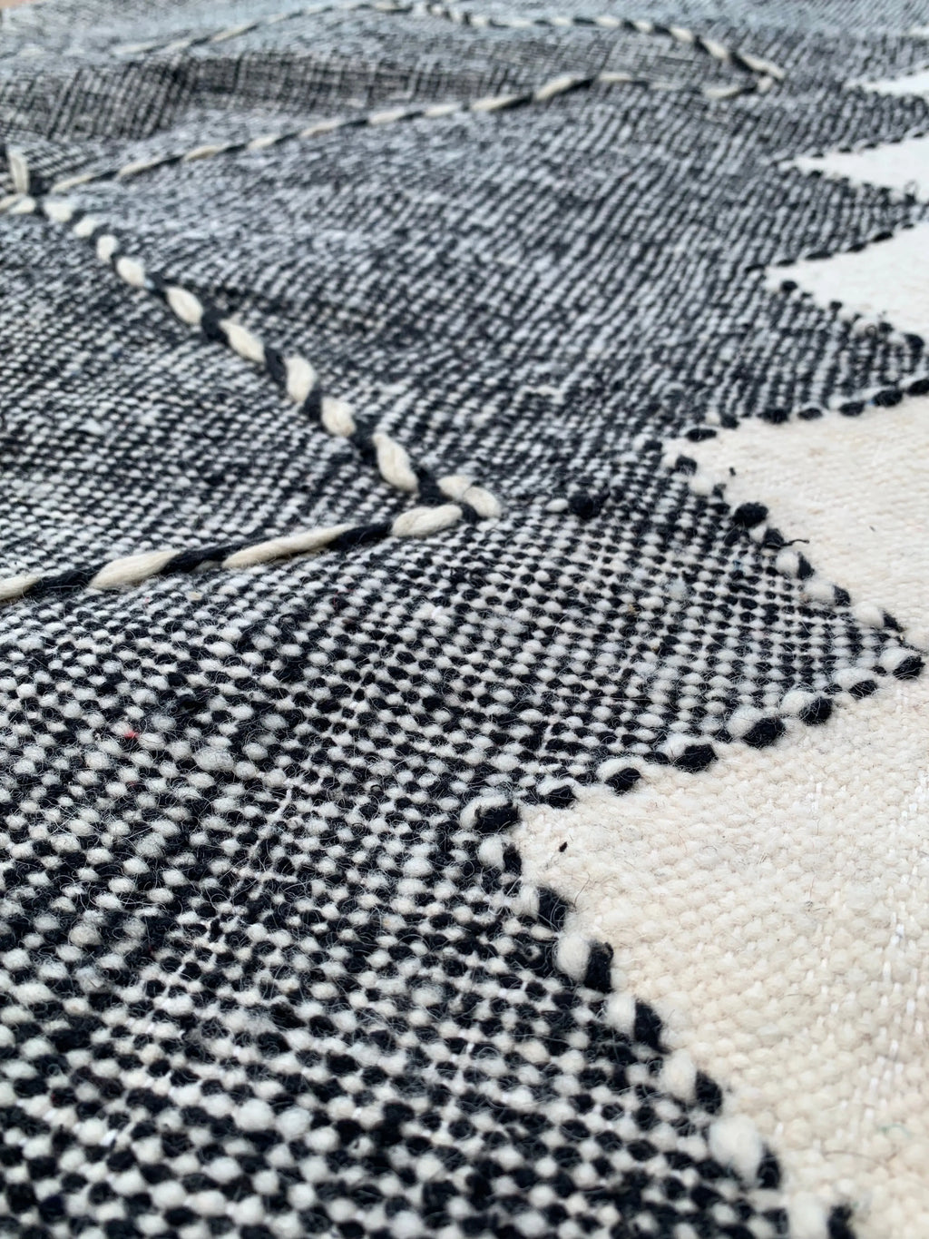 Black & White FlatRug – 161 × 103 cm (63” × 41”) TazRugs
