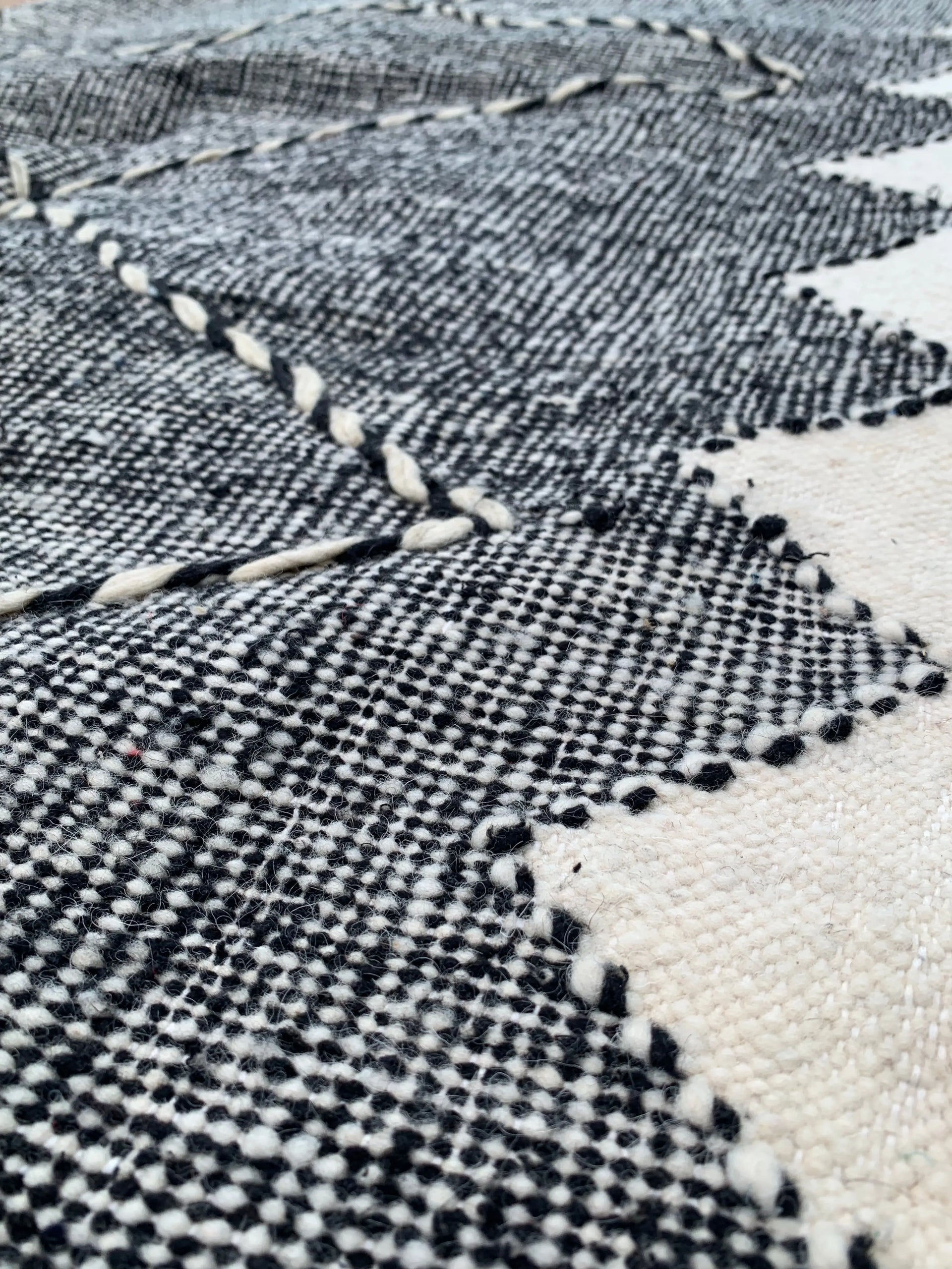 Black & White FlatRug – 161 × 103 cm (63” × 41”) TazRugs