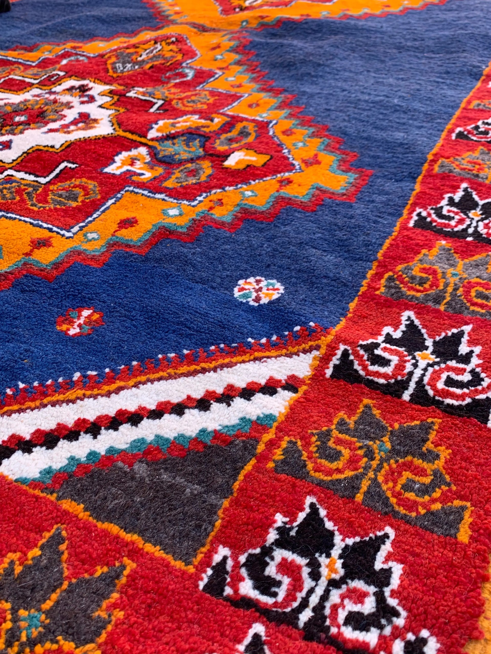 Traditional Moroccan Rug – Handwoven Antique-Style Wool from Taznakht