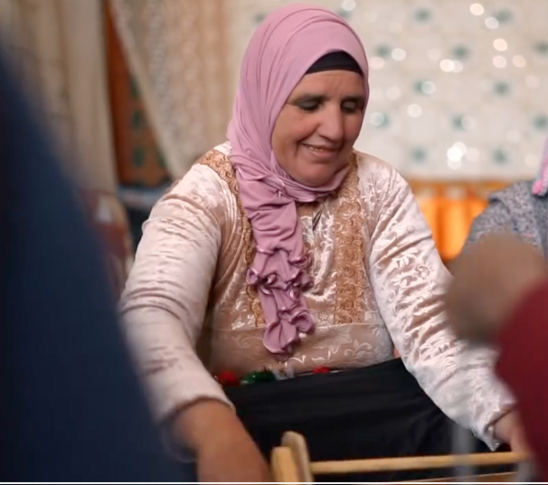 tazrugs artisan preparing wool by hand for traditional Moroccan rugs – TazRugs