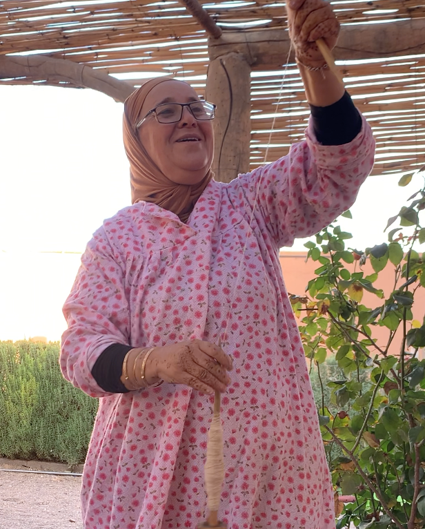 safia iminotras a master tazrugs artisan spinning wool by hand for traditional Moroccan rugs – TazRugs