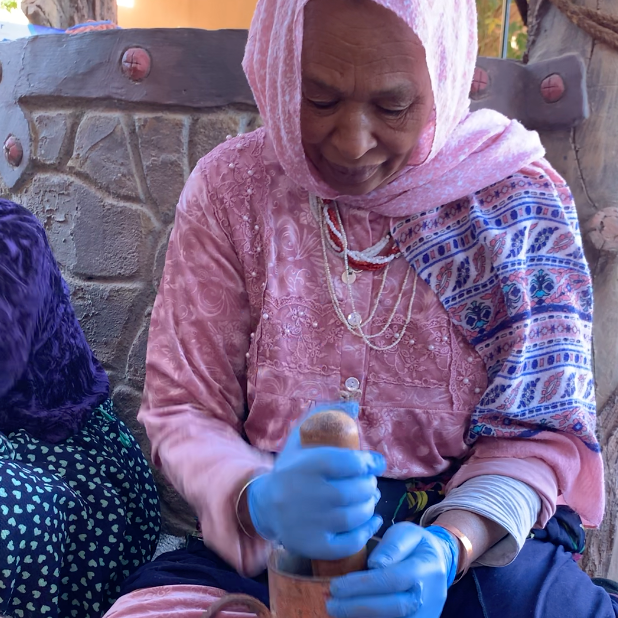 tazrugs artisan preparing natural dyes from plats by hand for traditional Moroccan rugs – TazRugs