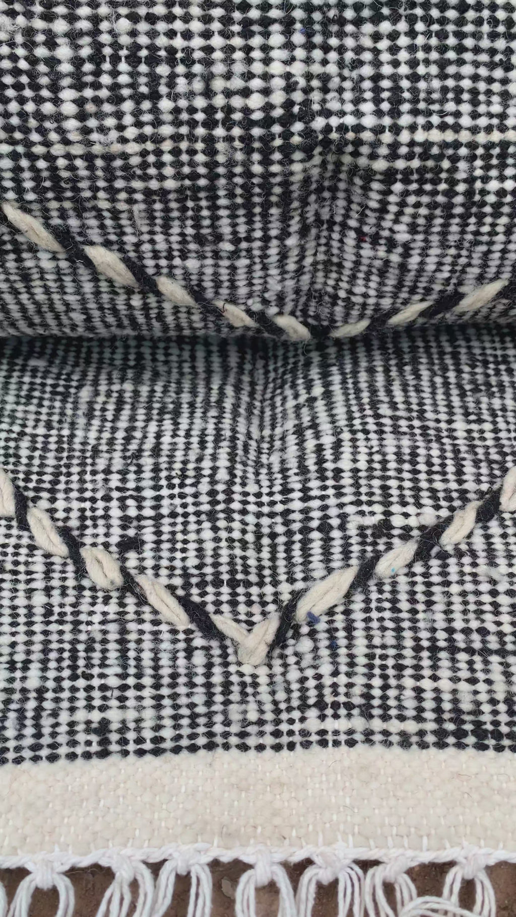 Black & White Azilal Moroccan Rug - Handwoven Wool - 63 x 41 in