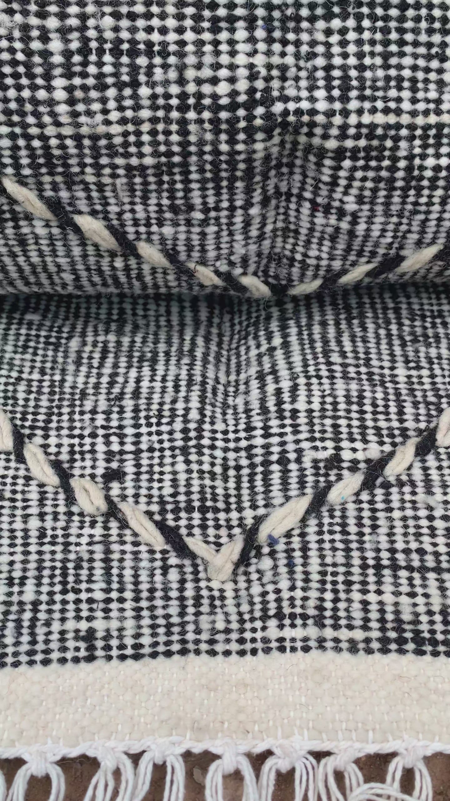 Black & White Azilal Moroccan Rug - Handwoven Wool - 63 x 41 in